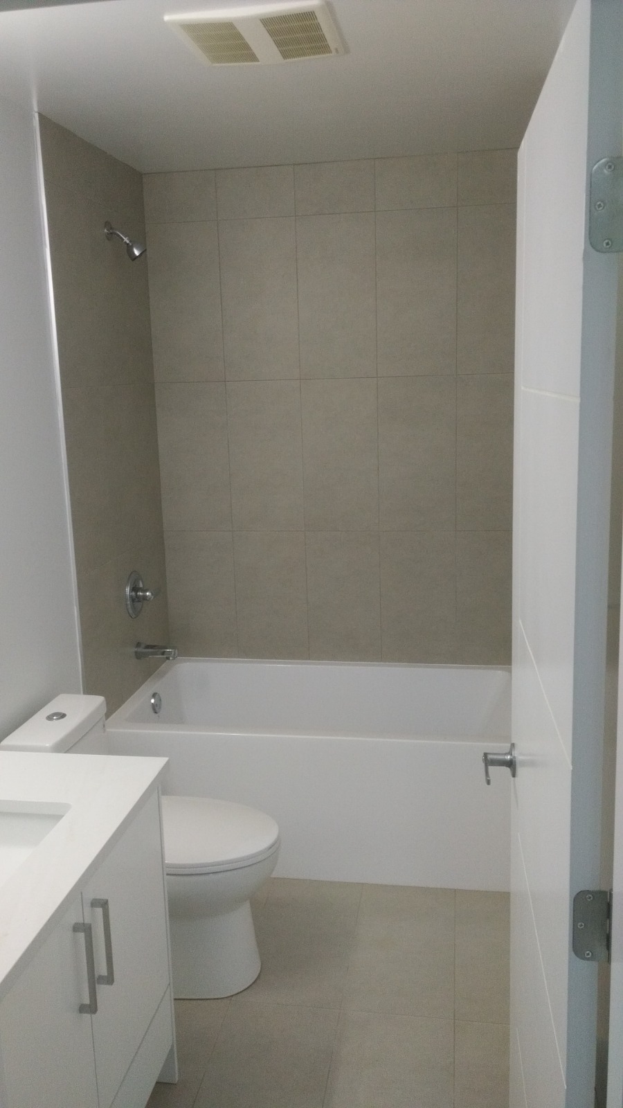 Chilliwack Sardis basement suite — bathroom with tub and shower