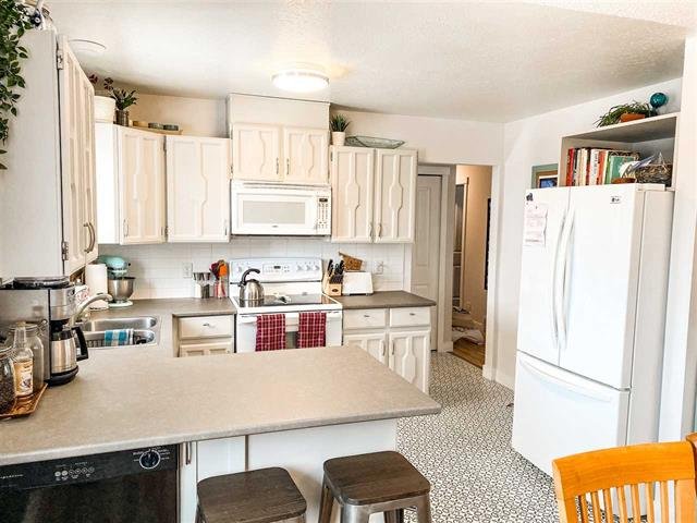 Prince George West Bowl family home — dining area