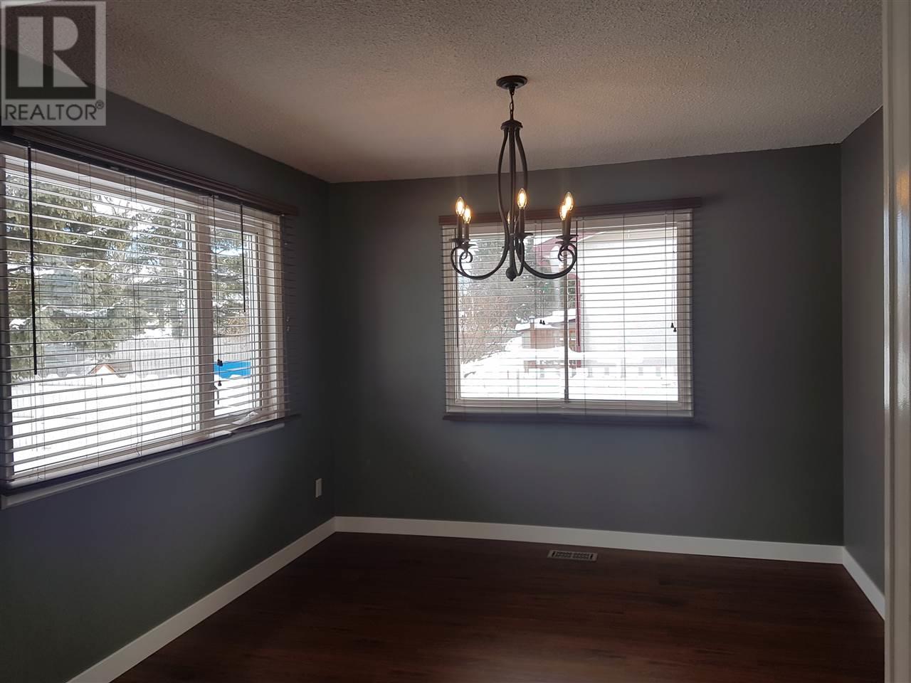 Prince George Foothills — dining room with chandelier